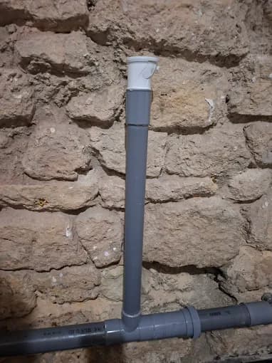 PVC propre sur mur en pierre