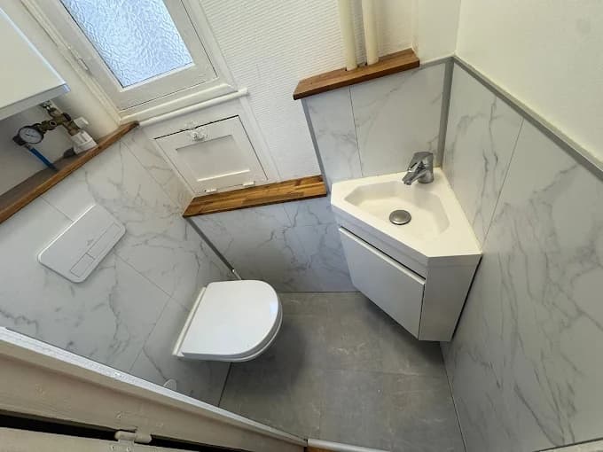 WC suspendu sur effet marbre