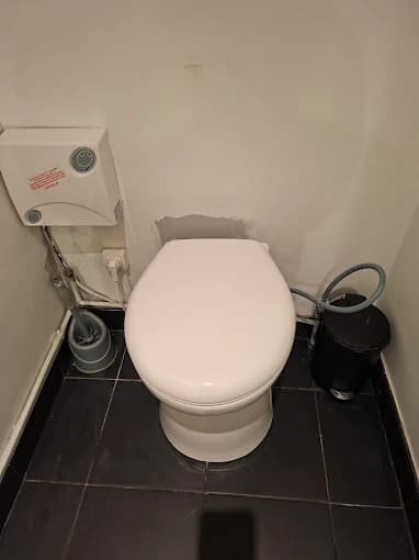 Pose WC